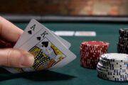 Lá bài và con chip được sử dụng khi chơi blackjack