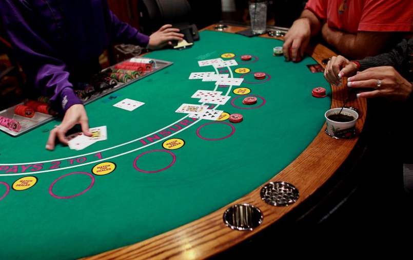 Chơi blackjack trực tiếp tại các casino